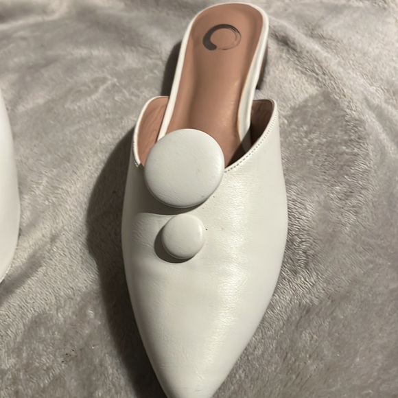 JOURNEE COLLECTION Mallorie White Pointed Toe Button Mules - Picture 5 of 6